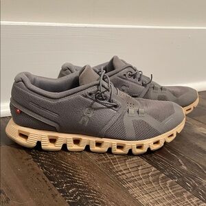 Womens On Running (on cloud). Small size 7. Pink and gray.